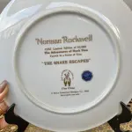 01 BELO PRATO NORMAN ROCKWELL COM 20 CM DE DIÂMETRO APRESENTA A ICÔNICA OBRA DE ARTE DE NORMAN ROCKWELL HUCK FINN SÉRIE 4 "A FUGA DA SERPENTE "NORMAN ROCKWELL DAVE GROSSMAN DESIGN INC. PORCELANA FINA FABRICADO NO JAPÃO NA DÉCADA DE 80 QUARTO DE UMA SÉRIE DE 4EDIÇÃO LIMITADA DE 1981, COM LANÇAMENTO NA ÉPOCA DE APENAS 10.000 EXEMPLARES, PEÇA COMPRADA EM GARAGEM DE ANTIGUIDADES NOS EUA. SUPORTE PARA PRATO NÃO INCLUÍDO NESTA VENDA. (NO ESTADO) ATENÇÃO! FAZER A VISITAÇÃO ANTES DE ARREMATAR, NÃO SABEMOS SE FUNCIONA, LEILÃO NÃO TEM GARANTIA E NEM DEVOLUÇÃO, SUJEITO A POSSÍVEIS AVARIAS VISÍVEIS/OCULTAS E/OU AUSÊNCIA DE COMPONENTES.