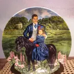 01 PRATO VINTAGE DE COLECIONADOR DA COLEÇÃO E O VENTO LEVOU - "BONNIE E RHETT", DISTRIBUÍDOS PELA THE BRADFORD EXCHANGE DESDE A DÉCADA DE 1980. ESTA É A 8ª PLACA EMITIDA NA SÉRIE E FOI FEITA EM 1981 PELA EDWIN M KNOWLES COLLECTION COM DESIGN DO ARTISTA RAYMOND KURSAR. O PRATO É DE PORCELANA FINA E MEDE 21,5 CM DE DIÂMETRO. O PRATO ESTÁ EM BOM ESTADO, NA CAIXA ORIGINAL, COM DOCUMENTAÇÃO E CERTIFICADO DE AUTENTICAÇÃO. A CAIXA APRESENTA SINAIS DE DESGASTE E MANCHAS POR TER SIDO GUARDADA NA GARAGEM HÁ ANOS. ÓTIMO ITEM COLECIONÁVEL DE "E O VENTO LEVOU". O SUPORTE PARA PRATOS MOSTRADO NAS FOTOS NÃO ESTÁ INCLUSO.ITEM COMPRADO E GARAGENS DE ANTIGUIDADES NOS EUA. SUPORTE PARA PRATO NÃO INCLUÍDO NESTA VENDA. (NO ESTADO) ATENÇÃO! FAZER A VISITAÇÃO ANTES DE ARREMATAR, NÃO SABEMOS SE FUNCIONA, LEILÃO NÃO TEM GARANTIA E NEM DEVOLUÇÃO, SUJEITO A POSSÍVEIS AVARIAS VISÍVEIS/OCULTAS E/OU AUSÊNCIA DE COMPONENTES.