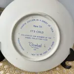 01 RARO PRATO DA COLEÇÃO VINTAGE, 1985, GOEBEL, DA SÉRIE CELEBRATION PLATE, 1989, EXCLUSIVAMENTE PARA MEMBROS DO GOEBEL COLLECTION. A GOEBEL COLLECTION  E UMA EMPRESA AMERICANA MUITO FAMOSA ESSES PRATOS ERA SOMENTE PARA MEMBROS DO CLUB CLUB. M.J. HUMMEL Nº 735 "IT'S COLD", MENINO DE CACHECOL. NA CAIXA. PRATO MEDE 15,5 CM. COMPRADO EM GARAGEM DE ANTIGUIDADES NOS EUA.SUPORTE PARA PRATO NÃO INCLUÍDO NESTA VENDA. (NO ESTADO) ATENÇÃO! FAZER A VISITAÇÃO ANTES DE ARREMATAR, NÃO SABEMOS SE FUNCIONA, LEILÃO NÃO TEM GARANTIA E NEM DEVOLUÇÃO, SUJEITO A POSSÍVEIS AVARIAS VISÍVEIS/OCULTAS E/OU AUSÊNCIA DE COMPONENTES.