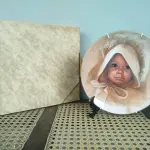 01 PRATO COLECIONÁVEL "AMY" DE MARILYN ZAPP, DE 1983, DA BRENTWOOD FINE ARTS. ESTE PRATO FOI CRIADO A PARTIR DE UMA OBRA DE ARTE ORIGINAL DE MARILYN ZAPP. EDIÇÃO NUMERADA, 869 EXEMPLARES/12.500 SENDO LANÇADAS APENAS 10 MIL EXEMPLARES NOS EUA E 25,00EXEMPLARES LAÇADOS NO CANADA NA DÉCADA DE 80. MEDE 21,8 CM DE DIÂMETRO. SUPORTE PARA PRATO NÃO INCLUÍDO NESTA VENDA. (NO ESTADO) ATENÇÃO! FAZER A VISITAÇÃO ANTES DE ARREMATAR, NÃO SABEMOS SE FUNCIONA, LEILÃO NÃO TEM GARANTIA E NEM DEVOLUÇÃO, SUJEITO A POSSÍVEIS AVARIAS VISÍVEIS/OCULTAS E/OU AUSÊNCIA DE COMPONENTES.