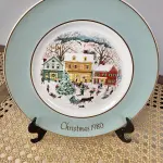 01 LINDO PRATO DE NATAL DA SÉRIE AVON CHRISTMAS PLATE  PRATO DE COLECIONADOR FEITO NA INGLATERRA POR ENOCH WEDGWOOD COUNTRY CHRISTMAS SERIES 8ª EDIÇÃO HOLIDAY WEDGWOOD VINTAGE. (TUNSTALL) EM 1980.COM 21,5 CM DE DIÂMETRO A IMPRESSÃO NESTE PRATO É DE "DASHING THROUGH THE SNOW" COM DOIS ANÉIS DE OURO 22K . ITEM COMPRADO EM GARAGENS DE ANTIGUIDADES NOS EUA.SUPORTE PARA PRATO NÃO INCLUÍDO NESTA VENDA. (NO ESTADO) ATENÇÃO! FAZER A VISITAÇÃO ANTES DE ARREMATAR, NÃO SABEMOS SE FUNCIONA, LEILÃO NÃO TEM GARANTIA E NEM DEVOLUÇÃO, SUJEITO A POSSÍVEIS AVARIAS VISÍVEIS/OCULTAS E/OU AUSÊNCIA DE COMPONENTES.