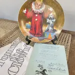 01 PRATO VINTAGE DE COLECIONADOR, POR: JOHN MCCLELLAND 1ª EDIÇÃO DA COLEÇÃO MCCLELLAND CHILDREN'S CIRCUS INTITULADO "TOMMY, O PALHAÇO", DA "COLEÇÃO DE CIRCO" RECO DA KNOWLES COLLECTOR PLATES, COM CERTIFICADO DE AUTENTICIDADE ASSINADO É UMA VERDADEIRA PEÇA AMERICANA. ESTILO ART DÉCO. FEITO DE CERÂMICA DE ALTA QUALIDADE COM 23 CM DE DIÂMETRO , É UMA PEÇA DE EDIÇÃO LIMITADA DO FINAL DO SÉCULO XX (1980-1989). ESTE PRATO É PERFEITO PARA COLECIONADORES DE ITENS COM TEMÁTICA CIRCENSE E PARA AQUELES QUE APRECIAM A ARTE DE PEÇAS VINTAGE. ITEM COMPRADO EM GARAGEM DE ANTIGUIDADES NOS EUA.SUPORTE PARA PRATO NÃO INCLUÍDO NESTA VENDA. (NO ESTADO) ATENÇÃO! FAZER A VISITAÇÃO ANTES DE ARREMATAR, NÃO SABEMOS SE FUNCIONA, LEILÃO NÃO TEM GARANTIA E NEM DEVOLUÇÃO, SUJEITO A POSSÍVEIS AVARIAS VISÍVEIS/OCULTAS E/OU AUSÊNCIA DE COMPONENTES.