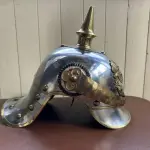 01 RARO PICKELHAUBE  CAPACETE PRUSSIANO IMPORTADO GERMANY  IMPERIAL ORIGINAL PEÇA COMPRADA NOS EUA. SEGUNDO ANTIGO DONO PEÇA FICOU GUARDAD A MAIS DE 30 ANOS ESTA MUITO BEM CONSERVADA. . (NO ESTADO) ATENÇÃO! FAZER A VISITAÇÃO ANTES DE ARREMATAR, NÃO SABEMOS SE FUNCIONA, LEILÃO NÃO TEM GARANTIA E NEM DEVOLUÇÃO, SUJEITO A POSSÍVEIS AVARIAS VISÍVEIS/OCULTAS E/OU AUSÊNCIA DE COMPONENTES.