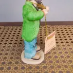 01 ESTATUETA DE PALHAÇO DE CERÂMICA VINTAGE DA COLEÇÃO FLAMBRO DE EMMETT KELLY JR. PAÍS/REGIÃO DE FABRICAÇÃO TAIWAN. ESTA ESTATUETA DO EMMETT KELLY JR. APRESENTA UM PALHAÇO EMMETT KELLY JR. PALHAÇO  TOCANDO VIOLINO ORIGINAL. EXCELENTE ESTADO, SEM LASCAS, RACHADURAS EM ÓTIMO ESTADO PEÇA RARA ITEM LANÇADOS ANOS 90 NOS EUA  CM DE ALTURA E UMA BASE DE 15 ​​CM. COM  SUA ASSINATURA NA PARTE INFERIOR JUNTO COM "EXCLUSIVAMENTE DA FLAMBRO EMPRESA FAMOSA NOS EUA DECADA DE 90, COMPRADAS EM LOJAS DE ANTIGUIDADES DOS EUA. (NO ESTADO) ATENÇÃO! FAZER A VISITAÇÃO ANTES DE ARREMATAR, NÃO SABEMOS SE FUNCIONA, LEILÃO NÃO TEM GARANTIA E NEM DEVOLUÇÃO, SUJEITO A POSSÍVEIS AVARIAS VISÍVEIS/OCULTAS E/OU AUSÊNCIA DE COMPONENTES.