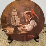 01 PRATO DE COLECIONADOR  "O CONSTRUTOR DE NAVIOS "THE SHIP BUILDER " DA ROYAL EATON NORMAN ROCKWELL, PRATO NUMERADO 11387 A PRATO NORMAN ROCKWELL DE 1980 "O CONSTRUTOR DE NAVIOS. EDIÇÃO LIMITADA  COM 21,5 CM DE DIÂMETRO, MULTICOLORIDO, COM DETALHES EM OURO 22 QUILATES. REPRESENTA UM VELHO E UM MENINO COM SEU CACHORRO OLHANDO PARA O MAR. SUPORTE DO PRATO NÃO ESTÁ INCLUÍDO. ITEM COMPRADO EM GARAGENS DE ANTIGUIDADES NOS EUA. (NO ESTADO) ATENÇÃO! FAZER A VISITAÇÃO ANTES DE ARREMATAR, NÃO SABEMOS SE FUNCIONA, LEILÃO NÃO TEM GARANTIA E NEM DEVOLUÇÃO, SUJEITO A POSSÍVEIS AVARIAS VISÍVEIS/OCULTAS E/OU AUSÊNCIA DE COMPONENTES.