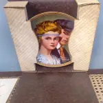 01 RARO PRATO DE COLECIONADOR KNOWLES MINT DE 1983. COM 21,5 CM DE CUMPRIMENTO EDIÇÃO LIMITADA DA COLEÇÃO NORMAN ROCKWELL."MEETING ON THE PATH" "ENCONTRO NO CAMINHO", D, ROCKWELL SOCIETY NO VERSO DA PLACA. COM CERTIFICADO DE AUTENTICIDADE, EMBALAGEM ORIGINAL. LIMITADO A 100 DIAS DE PRODUÇÃO. ITEM COMPRADO EM GARAGENS DE ANTIGUIDADES NOS EUA.SUPORTE PARA PRATO NÃO INCLUÍDO NESTA VENDA. (NO ESTADO) ATENÇÃO! FAZER A VISITAÇÃO ANTES DE ARREMATAR, NÃO SABEMOS SE FUNCIONA, LEILÃO NÃO TEM GARANTIA E NEM DEVOLUÇÃO, SUJEITO A POSSÍVEIS AVARIAS VISÍVEIS/OCULTAS E/OU AUSÊNCIA DE COMPONENTES.