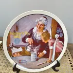 01 PRATO DE NORMAN ROCKWELL PARA O DIA DAS MÃES DE 1982, "THE COOKING LESSON", DA PORCELANA FINA KNOWLES. O NÚMERO DO PRATO É 13025N , DA PRIMEIRA EDIÇÃO LIMITADA. O SÉTIMO DE UMA SÉRIE ANUAL PARA O DIA DAS MÃES. CERTIFICADO PELA ROCKWELL SOCIETY OF AMERICA. ESTE PRATO É UMA EDIÇÃO LIMITADA, PERMANENTEMENTE FECHADA, FEITA EM 7 DE MAIO DE 1982 PELA KNOWLES, A MARCA MAIS ANTIGA DA AMÉRICA EM PORCELANA FINA. O PRATO MEDE 21,8 CM DE DIÂMETRO E ESTÁ EM ÓTIMO ESTADO ITEM COMPRADO EM 2/10/1982 COM CERTIFICADO DE AUTENTICIDADE NOTAS E DOCUMENTOS DE COMPRA.  ITEM COMPRADO EM GARAGENS DE ANTIGUIDADES NOS EUA.SUPORTE PARA PRATO NÃO INCLUÍDO NESTA VENDA. (NO ESTADO) ATENÇÃO! FAZER A VISITAÇÃO ANTES DE ARREMATAR, NÃO SABEMOS SE FUNCIONA, LEILÃO NÃO TEM GARANTIA E NEM DEVOLUÇÃO, SUJEITO A POSSÍVEIS AVARIAS VISÍVEIS/OCULTAS E/OU AUSÊNCIA DE COMPONENTES.