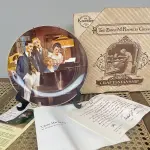 01 PRATO DE COLECIONADOR VINTAGE KNOWLES NORMAN ROCKWELL -CLOSE HARMONY NUMERADA CERTIFICADO DE AUTENTICIDADE. "CLOSE HARMONY" DE NORMAN ROCKWELL, THE ROCKWELL LIGHT CAMPAIGN SERIES COLLECTION, DA EDWIN M KNOWLES CHINA CO., COLLECTOR PLATE. COM CERTIFICADO DE AUTENTICIDADE E CAIXA ORIGINAL E FOLHETOS E NOTA DE COMPRA DATADA EM 21/08/1984. ESTE É UM ITEM VINTAGE MUITO BONITO. PRATO DE  NÚMERO 5722 D. DA ÚNICA EDIÇÃO LIMITADA DE "CLOSE HARMONY" DE NORMAN ROCKWELL. QUINTO NA COLEÇÃO ROCKWELL ROCKWELL'S LIGHT CAMPAIGN SERIES. FEITO EM UMA EDIÇÃO ESTRITAMENTE LIMITADA A CENTO E CINQUENTA DIAS DE DISPARO E CERTIFICADO COMO UM "VERDADEIRO CLÁSSICO ROCKWELL" PELA THE ROCKWELL SOCIETY OF AMERICA.1986 TODOS OS DIREITOS RESERVADOS. EMITIDO COM A COOPERAÇÃO DA GENERAL ELECTRIC COMPANY (SELO) O NOME, MAIS ANTIGO DA AMÉRICA 1854 EDWIN M KNOWLES, EM PORCELANA FINA NEWELL VIRGINIA EUA.SELO CORPORATIVO, OFICIAL DA ROCKWELL SOCIETY OF AMERICA..COMPRADAS EM LOJAS DE ANTIGUIDADES DOS EUA.O SUPORTE DO PRATO NÃO ESTÁ INCLUÍDO. (NO ESTADO) ATENÇÃO! FAZER A VISITAÇÃO ANTES DE ARREMATAR, NÃO SABEMOS SE FUNCIONA, LEILÃO NÃO TEM GARANTIA E NEM DEVOLUÇÃO, SUJEITO A POSSÍVEIS AVARIAS VISÍVEIS/OCULTAS E/OU AUSÊNCIA DE COMPONENTES.