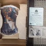 01 LINDO PRATO VINTAGE NORMAN ROCKWELL DE 1984, "DREAMING IN THE ATTIC".EM PORTUGUES SONHANDO NO SÓTÃO. EDIÇÃO LIMITADA NUMERADA 7838P EDWIN M. KNOWLES. LIMITADO A 150 DIAS DE QUEIMA E CERTIFICADO COMO UM VERDADEIRO CLÁSSICO ROCKWELL CLASSIC. CERTIFICADO DE AUTENTICIDADE INCLUSO. COM 21,5 CM DE DIAMETRO. COM CERTIFICADO DE AUTENTICIDADE. SUPORTE DO PRATO NÃO ESTÁ INCLUÍDO. ITEM COMPRADO EM GARAGENS DE ANTIGUIDADES NOS EUA. (NO ESTADO) ATENÇÃO! FAZER A VISITAÇÃO ANTES DE ARREMATAR, NÃO SABEMOS SE FUNCIONA, LEILÃO NÃO TEM GARANTIA E NEM DEVOLUÇÃO, SUJEITO A POSSÍVEIS AVARIAS VISÍVEIS/OCULTAS E/OU AUSÊNCIA DE COMPONENTES.