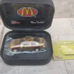 01 RARO CARRO COLECIONÁVEL DA NASCAR COM O 50º ANIVERSÁRIO EM EXPOSIÇÃO BILL ELLIOTT OURO 24K, ITEM COMPRADO EM GARAGENS DE ANTIGUIDADES NOS EUA. (NO ESTADO) ATENÇÃO! FAZER A VISITAÇÃO ANTES DE ARREMATAR, NÃO SABEMOS SE FUNCIONA, LEILÃO NÃO TEM GARANTIA E NEM DEVOLUÇÃO, SUJEITO A POSSÍVEIS AVARIAS VISÍVEIS/OCULTAS E/OU AUSÊNCIA DE COMPONENTES.