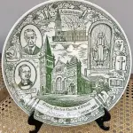 01 RARO E BELO PRATO VERDE SOBRE BRANCO, FEITO EM 1966 PARA CELEBRAR O 75º ANIVERSÁRIO DA IGREJA UNIDA DE CRISTO DA TRINDADE EM ALLENTOWN, CONDADO DE LEHIGH, PENSILVÂNIA. INFELIZMENTE, ACREDITO QUE A IGREJA UNIDA DE CRISTO DA TRINDADE FECHOU HÁ ALGUNS ANOS, DEVIDO AO ENCOLHIMENTO DA CONGREGAÇÃO. O CONTEXTO HISTÓRICO DA IGREJA ESTÁ NO VERSO DO PRATO. O PRATO FOI FEITO PELA KETTLESPRINGS KILNS, ALLIANCE, OHIO, E TEM 25 CM DE DIÂMETRO, CÓDIGO Nº 1532.O SUPORTE DO PRATO NÃO ESTÁ INCLUÍDO. (NO ESTADO) ATENÇÃO! FAZER A VISITAÇÃO ANTES DE ARREMATAR, NÃO SABEMOS SE FUNCIONA, LEILÃO NÃO TEM GARANTIA E NEM DEVOLUÇÃO, SUJEITO A POSSÍVEIS AVARIAS VISÍVEIS/OCULTAS E/OU AUSÊNCIA DE COMPONENTES.