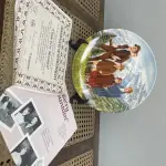 01 RARO PRATO DE  KNOWLES & BRADFORD, COM 21 CM DE DIÂMETRO,NÚMERO BRADEX 84-K41-18.8  EUA DÉCADA DE 80 INCLUI CERTIFICADO DE AUTENTICIDADE, FOLHETO DO PRATO E CAIXA.AMÉRICA DO NORTE 1854 EDWIN M. PLACA NÚMERO 7042D AGORA CHINA 1987 TEMPO NA BELA CHINA 19º OITAVA PLACA EM 'CLIMB EV'RY MOUNTAIN" (EM PORTUGUÊS "ESCALE TODAS AS MONTANHAS") A NOVIÇA REBELDE SÉRIE, A ÚNICA SÉRIE DE PRATOS DE COLECIONADOR PARA COMEMORAR ESTE AMANHÃ MUSICAL, APROVADA PELOS ESTABELECIMENTOS DE RICHARD RODGERS E OSCAR HAMMERSTEIN II. PINTADA EXCLUSIVAMENTE PARA ESTA EDIÇÃO LIMITADA POR T. CRNKOVECH E QUEIMADA EM PORCELANA FINA POR EDWIN M. KNOWLES. ESTRITAMENTE LIMITADA A UM PERÍODO DE QUEIMA NÃO SUPERIOR A 150 DIAS. LANÇADO POR E AS PROPRIEDADES DE HOWARD LINDSAY E RUSSEL CROUSE CORTESIA DA WILLIAMSON MUSIC COMPANY, EDITORA MOTION PICTURE 1965 ARGYLE ENTERPRISES E TWENTIETH CENTURY FOX FILM CORPORATION TODOS OS DIREITOS RESERVADOS DESIGNA MARCA REGISTRADA USADA SOB LICENÇA DO PROPRIETÁRIO NÚMERO BRADEX 84-1941-188,PEÇA COMPRADA EM GARAGEM DE ANTIGUIDADES NOS EUA. SUPORTE PARA PRATO NÃO INCLUÍDO NESTA VENDA. (NO ESTADO) ATENÇÃO! FAZER A VISITAÇÃO ANTES DE ARREMATAR, NÃO SABEMOS SE FUNCIONA, LEILÃO NÃO TEM GARANTIA E NEM DEVOLUÇÃO, SUJEITO A POSSÍVEIS AVARIAS VISÍVEIS/OCULTAS E/OU AUSÊNCIA DE COMPONENTES.