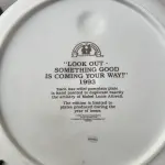 01 LINDO PRATO ENESCO BAS RELIEF DE 1993 DA COLEÇÃO MABEL LUCIE ATWELL EM BAIXO RELEVO PINTADO A MÃO EDIÇÃO LIMITADA, COM UM TEMA DE NATAL, DESIGN MULTICOLORIDO E PADRÃO DECORATIVO. FEITO DE CERÂMICA NA INDONÉSIA, COM 21 CM DE DIÂMETRO  PEÇA VINTAGE DO FINAL DO SÉCULO XX. A MARCA ENESCO É CONHECIDA POR SEUS PRATOS DE COLECIONADOR, E ESTE ITEM EM PARTICULAR FAZ PARTE DA FRANQUIA MABEL LUCIE ATWELL, ITEM RARO COM TODOS OS DOCUMENTOS, COMPRADO EM GARAGEM DE ANTIGUIDADES NOS EUA.SUPORTE PARA PRATO NÃO INCLUÍDO NESTA VENDA. (NO ESTADO) ATENÇÃO! FAZER A VISITAÇÃO ANTES DE ARREMATAR, NÃO SABEMOS SE FUNCIONA, LEILÃO NÃO TEM GARANTIA E NEM DEVOLUÇÃO, SUJEITO A POSSÍVEIS AVARIAS VISÍVEIS/OCULTAS E/OU AUSÊNCIA DE COMPONENTES.