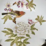 01 RARO PRATO IMPORTADO - "JARDIM CHINÊS" COM PÁSSARO E FLORES - FABRICADO NO JAPÃO NA DÉCADA DE 70. COM 19 CM DE DIÂMETRO, COM DESIGN ORIGINAL DO SHAFFORD JAPAN CHINESE GARDEN TORNANDO ESTE PRATO UMA ÓTIMA OPÇÃO DE PRESENTE OU UM BELO ITEM PARA COLECIONADORES. SUPORTE DO PRATO NÃO ESTÁ INCLUÍDO. ITEM COMPRADO EM GARAGENS DE ANTIGUIDADES NOS EUA. (NO ESTADO) ATENÇÃO! FAZER A VISITAÇÃO ANTES DE ARREMATAR, NÃO SABEMOS SE FUNCIONA, LEILÃO NÃO TEM GARANTIA E NEM DEVOLUÇÃO, SUJEITO A POSSÍVEIS AVARIAS VISÍVEIS/OCULTAS E/OU AUSÊNCIA DE COMPONENTES.