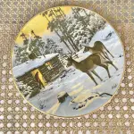 01 RARO  PRATO COLECIONÁVEL DE 1979 EDIÇÃO LIMITADA DE 5000 PEÇAS,PEÇA DE  529 DE 5000 PEÇAS LANÇADAS NA ÉPOCA DA SÉRIE "CHRISTMAS OF YESTERDAY" DE MARVIN NYE, CELEBRANDO O LENHADOR, NATAL DE ONTEM "CHRISTMAS CALL" DO ARTISTA MARVIN NYE, ANO DE 1979, NA CAIXA ORIGINAL, COLEÇÃO KERN. O PRATO ESTÁ EM EXCELENTES CONDIÇÕES. O PRATO ESTÁ NA CAIXA ORIGINAL DESDE A COMPRA. O TAMANHO DO PRATO É DE APROXIMADAMENTE 21 CM DE DIÂMETRO. O SUPORTE DO PRATO NÃO ESTÁ INCLUÍDO. ITEM COMPRADO EM GARAGENS DE ANTIGUIDADES NOS EUA. (NO ESTADO) ATENÇÃO! FAZER A VISITAÇÃO ANTES DE ARREMATAR, NÃO SABEMOS SE FUNCIONA, LEILÃO NÃO TEM GARANTIA E NEM DEVOLUÇÃO, SUJEITO A POSSÍVEIS AVARIAS VISÍVEIS/OCULTAS E/OU AUSÊNCIA DE COMPONENTES.