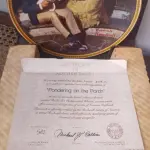 01 PRATO DE NORMAN ROCKWELL EDIÇÃO LIMITADA "A 100 DIAS DE QUEIMA DE ESTOQUE" DA SÉRIE MULHERES REDESCOBERTAS, "PONDERING ON THE PORCH"3º PRATO DA SÉRIE MULHERES REDESCOBERTAS,21,5 CM DE DIÂMETRO, BRADEX Nº 84-R70-4.3 1981 EDWIN M. KNOWLES CHINA COMPANY UM GENUÍNO CLÁSSICO ROCKWELL. FINA EDWIN M KNOWLES. COM CERTIFICADO DE AUTENTICIDADE, FEITO NOS ESTADOS UNIDOS. PERFEITO PARA FÃS DA ICÔNICA OBRA DE ROCKWELL, ESTE PRATO DE COLECIONADOR É UM ITEM ESSENCIAL PARA QUALQUER COLEÇÃO. ADICIONE ESTA PEÇA DESLUMBRANTE À SUA COLEÇÃO HOJE MESMO E ADMIRE OS DETALHES COMPLEXOS E AS BELAS CORES QUE FAZEM DESTE PRATO UMA OBRA DE ARTE. COM CERTIFICADO DE AUTENTICIDADE. ITEM COMPRADO E GARAGENS DE ANTIGUIDADES NOS EUA.SUPORTE PARA PRATO NÃO INCLUÍDO NESTA VENDA. (NO ESTADO) ATENÇÃO! FAZER A VISITAÇÃO ANTES DE ARREMATAR, NÃO SABEMOS SE FUNCIONA, LEILÃO NÃO TEM GARANTIA E NEM DEVOLUÇÃO, SUJEITO A POSSÍVEIS AVARIAS VISÍVEIS/OCULTAS E/OU AUSÊNCIA DE COMPONENTES.