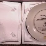 01 RARÍSSIMO PRATO NORMAN ROCKWELL É UMA DAS PLACAS  MAIS RARAS. "SAVING GRACE" "EM PORTUGUES DIZENDO GRAÇAS" FOI UMA DAS PLACAS DE COLECIONADOR "OBRA-PRIMA". ESTA PLACA FOI FEITA POR GORHAM E ERA UMA REPRODUÇÃO DA CAPA DO SATURDAY EVENING POST DE 24 DE NOVEMBRO DE 1951. A PLACA NUNCA FOI EXIBIDA E VEM COM SEU PRÓPRIO CERTIFICADO DE AUTENTICIDADE DA BOLSA DE BRADFORD. ESTE PRATO MEDE 21 CM DE DIÂMETRO.PRATO DE NUMERO A 2977, NUNCA FOI EXPOSTO ,E SÃO INSPIRADOS NO PRÓPRIO GRANDE ARTISTA. FOI FABRICADO PELA GORHAM FINE CHINA COMPANY. A CAIXA SÓ FOI ABERTA PARA INSPECIONÁ-LO NO MOMENTO EM QUE FOI RECEBIDO E NOVAMENTE QUANDO AS FOTOS FORAM TIRADAS. OS PRATOS FOI HERANÇA FORAM SEMPRE CUIDADOSAMENTE CUIDADOS PELA ULTIMA DONA, QUE ERA COLECIONADORA. AS CORES SÃO TODAS VIVAS, SEM DESBOTAMENTO. ESTE PRATO SERIA UM PRESENTE ADORÁVEL E ACRESCENTARIA ACONCHEGO E PERSONALIDADE A QUALQUER AMBIENTE DA CASA. UMA ÓTIMA ADIÇÃO À SUA COLEÇÃO.COM CAIXA E CERTIFICADO E FOLHETOS  ORIGINAIS. PEÇA COMPRADA EM GARAGEM DE ANTIGUIDADES NOS EUA. SUPORTE PARA PRATO NÃO INCLUÍDO NESTA VENDA. (NO ESTADO) ATENÇÃO! FAZER A VISITAÇÃO ANTES DE ARREMATAR, NÃO SABEMOS SE FUNCIONA, LEILÃO NÃO TEM GARANTIA E NEM DEVOLUÇÃO, SUJEITO A POSSÍVEIS AVARIAS VISÍVEIS/OCULTAS E/OU AUSÊNCIA DE COMPONENTES.