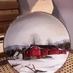 01 RARO PRATO PORCELANA DA COLEÇÃO CELEIROS AMERICANOS EM EXTINÇÃO FRANCISCANA DA HISTORIC PROVIDENCE MINT WORLD PREMIER FIRST EDITION, DE 1983, DA SÉRIE THE VANISHING AMERICAN BARN, DA HARRIS HIEN, A SEGUNDA EDIÇÃO DA SÉRIE, INTITULADA "CONNECTED BARN". EM PORTUGUES “CELEIRO CONECTADO” O PRATO APRESENTA UMA REPRESENTAÇÃO ÚNICA, DETALHADA E COLORIDA DE UM TIPO DE CELEIRO AMERICANO, SITUADO EM UM CENÁRIO DE FAZENDA DE DIFERENTES REGIÕES DO PAÍS, COM DETALHES DOURADOS NA BORDA. ESTAMPADAS NA PARTE INFERIOR COM O NOME DA SÉRIE, TÍTULO, ASSINATURA IMPRESSA DO ARTISTA E A MARCA THE HISTORIC PROVIDENCE MINT, E MEDEM APROXIMADAMENTE 21,8 CM DE DIÂMETRO. EM EXCELENTE ESTADO, POSSUI A CAIXA ORIGINAL E OS DOCUMENTOS. O SUPORTE DO PRATO NÃO ESTÁ INCLUÍDO. PEÇA COMPRADA EM GARAGEM DE ANTIGUIDADES NOS EUA. SUPORTE PARA PRATO NÃO INCLUÍDO NESTA VENDA. (NO ESTADO) ATENÇÃO! FAZER A VISITAÇÃO ANTES DE ARREMATAR, NÃO SABEMOS SE FUNCIONA, LEILÃO NÃO TEM GARANTIA E NEM DEVOLUÇÃO, SUJEITO A POSSÍVEIS AVARIAS VISÍVEIS/OCULTAS E/OU AUSÊNCIA DE COMPONENTES.