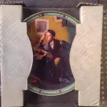 01 PRATO SONHO DE UM JOVEM, QUINTO NA SÉRIE ROCKWELL AMERICAN DREAM, PRATO DE EXPOSIÇÃO VINTAGE, 1986,PLACA DA EDWIN KNOWLES CHINA COMPANY, NÚMERO 14027B  GUARDADO A ANOS.CAIXA ORIGINAL + CERTIFICADO DE AUTORIZAÇÃO + BROCHURA INFORMATIVA PARA ESTA PLACA DE COLECIONADOR DA SÉRIE DE PLACAS DA COLEÇÃO ROCKWELL'S AMERICAN DREAM (BRADFORD EXCHANGE) DO ARTISTA NORMAN ROCKWELL. THE EDWARD M. KNOWLES CHINA COMPANY. ROCKWELL SOCIETY OF AMERICA. AS EDIÇÕES FORAM LIMITADAS A UM MÁXIMO DE 150 DIAS DE QUEIMA. A PLACA ESTÁ EM PERFEITAS CONDIÇÕES, SEM USO E SEM EXPOSIÇÃO. COM  21 CM DE DIÂMETRO. 1986. BRADEX Nº 84-R70-7.5 ARTISTA: NORMAN ROCKWELL. ITEM COMPRADO EM GARAGENS DOS EUA. COM CERTIFICADO DE AUTENTICIDADE E SELO DE ORIGINALIDADE NO PRATO.O SUPORTE DO PRATO NÃO ESTÁ INCLUÍDO. (NO ESTADO) ATENÇÃO! FAZER A VISITAÇÃO ANTES DE ARREMATAR, NÃO SABEMOS SE FUNCIONA, LEILÃO NÃO TEM GARANTIA E NEM DEVOLUÇÃO, SUJEITO A POSSÍVEIS AVARIAS VISÍVEIS/OCULTAS E/OU AUSÊNCIA DE COMPONENTES.