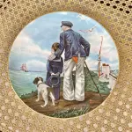 01 PRATO DE COLECIONADOR "LOOKING OUT TO SEA" DA ROYAL EATON NORMAN ROCKWELL, 1982. EDIÇÃO LIMITADA  COM 20 CM DE DIÂMETRO, MULTICOLORIDO, COM DETALHES EM OURO 22 QUILATES. REPRESENTA UM VELHO E UM MENINO COM SEU CACHORRO OLHANDO PARA O MAR.SUPORTE DO PRATO NÃO ESTÁ INCLUÍDO. ITEM COMPRADO EM GARAGENS DE ANTIGUIDADES NOS EUA. (NO ESTADO) ATENÇÃO! FAZER A VISITAÇÃO ANTES DE ARREMATAR, NÃO SABEMOS SE FUNCIONA, LEILÃO NÃO TEM GARANTIA E NEM DEVOLUÇÃO, SUJEITO A POSSÍVEIS AVARIAS VISÍVEIS/OCULTAS E/OU AUSÊNCIA DE COMPONENTES.