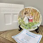 01 PRATO DE COLECIONADOR MARY VICKERS "SEJA MEU AMIGO", SÉRIE MINHAS MEMÓRIAS, WEDGWOOD Nº 2530A,PRATO DE COLECIONADOR AUTÊNTICO DA ARTISTA MARY VICKERS, COM 20 CM DE DIÂMETRO. PRIMEIRA EDIÇÃO DE UMA SÉRIE CHAMADA MINHAS MEMÓRIAS, A OBRA DE ARTE INTITULADA "SEJA MEU AMIGO" APRESENTA UMA JOVEM PEDINDO A AMIZADE DE OUTRA GAROTA,PRATO Nº 2530A FEITO EM UM PERÍODO DE QUEIMA ESTRITAMENTE LIMITADO A 100 DIAS, FABRICADO NA INGLATERRA EM WEDGWOOD QUEEN'S WARE.ITEM COMPRADO EM GARAGEM DE ANTIGUIDADES NOS EUA OBSERVAÇÃO: O SUPORTE DE MOSTRADO NAS FOTOS NÃO ESTÁ INCLUÍDO. (NO ESTADO) ATENÇÃO! FAZER A VISITAÇÃO ANTES DE ARREMATAR, NÃO SABEMOS SE FUNCIONA, LEILÃO NÃO TEM GARANTIA E NEM DEVOLUÇÃO, SUJEITO A POSSÍVEIS AVARIAS VISÍVEIS/OCULTAS E/OU AUSÊNCIA DE COMPONENTES.