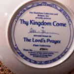 01 RARO PRATO DA COLEÇÃO HAMILTON - A ORAÇÃO DO SENHOR "VENHA O TEU REINO" 2ª EDIÇÃO PRATO/1986, CARIMBA, TRADICIONAL, PORCELANA FINA, ALTO BRILHO, CARIMBADA E NUMERADA NO VERSO. MEDE 21,8 CM DE DIÂMETRO, VÁRIAS CORES COM 2 MENINAS VESTIDAS DE ANJOS COM AURÉOLAS. COM CAIXA ORIGINAL E CERTIFICADO DE AUTENTICIDADE, PRATO DE NUMERO  030IL LIMITADO A 10 DIAS DE VENDAS E LOGO EM SEGUIDA FOI ENCERRADAS AS VCENDAS NOS EUAS NO ANO DE 1986.EM EXCELENTE ESTADO, POSSUI A CAIXA ORIGINAL E OS DOCUMENTOS. O SUPORTE DO PRATO NÃO ESTÁ INCLUÍDO. PEÇA COMPRADA EM GARAGEM DE ANTIGUIDADES NOS EUA. SUPORTE PARA PRATO NÃO INCLUÍDO NESTA VENDA. (NO ESTADO) ATENÇÃO! FAZER A VISITAÇÃO ANTES DE ARREMATAR, NÃO SABEMOS SE FUNCIONA, LEILÃO NÃO TEM GARANTIA E NEM DEVOLUÇÃO, SUJEITO A POSSÍVEIS AVARIAS VISÍVEIS/OCULTAS E/OU AUSÊNCIA DE COMPONENTES.