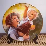 01 PRATO DE COLECIONADOR VINTAGE REACHING TOGETHER POR SUE ETEM 1982 EDIÇÃO LIMITADA APENAS 40 MIL LANÇADOS NOS EUA. PRATO DE NUMERO 3487 RARA POUCAS DELAS EM ANTIQUÁRIOS NOS EUA. ASSINADO PELO ARTISTA 1982, PRATO AMERICAN LEGACY REACHING TOGETHER SU ETE. ESTE BELO PRATO DE COLECIONADOR UM ITEM ESSENCIAL PARA QUALQUER COLECIONADOR SÉRIO. COM UM DESIGN MULTICOLORIDO E TEMA DE PESSOAS, ESTE PRATO É PERFEITO PARA TODAS AS OCASIÕES. FEITO DE PORCELANA DE OSSO, COM 21 CM DE DIÂMETRO. É UM ITEM VINTAGE DO FINAL DO SÉCULO XX E ASSINADO PELA ARTISTA SU ETEM, COM O NÚMERO DE PRODUÇÃO 27390. FAZ PARTE DA LINHA DE PRODUTOS AMERICAN LEGACY E FOI PRODUZIDO NA CALIFÓRNIA NA DÉCADA DE 1980. PERFEITO PARA QUALQUER DECORAÇÃO. O PRATO É UM EXEMPLO DO ESTILO E DA TÉCNICA DE PRODUÇÃO EM CERÂMICA ARTÍSTICA. ESTE ITEM É UMA ÓTIMA REPRESENTAÇÃO DA CULTURA E HISTÓRIA AMERICANAS. PEÇA FOI ENCONTRADA EM UM ARMÁRIO DURANTE A VENDA DE UMA PROPRIEDADE, APÓS MUITOS ANOS GUARDADA.  CAIXA ORIGINAL E CERTIFICADO DE AUTENTICIDADE DA PEÇA.  SUPORTE PARA PRATO NÃO INCLUÍDO NESTA VENDA. (NO ESTADO) ATENÇÃO! FAZER A VISITAÇÃO ANTES DE ARREMATAR, NÃO SABEMOS SE FUNCIONA, LEILÃO NÃO TEM GARANTIA E NEM DEVOLUÇÃO, SUJEITO A POSSÍVEIS AVARIAS VISÍVEIS/OCULTAS E/OU AUSÊNCIA DE COMPONENTES.