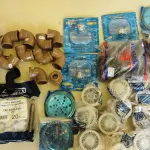 01 LOTE COM CANOS, JOELHOS REGISTROS,ADAPTADORES, FILTROS,BICOS PARA TORNEIRAS E VÁRIAS CONEXÕES