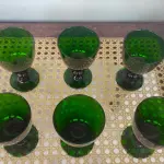 01 LOTE COM BELÍSSIMAS TAÇAS DE PÉ ALTAS PARA VINHO, IMPORTADAS EXECUTADAS LOTE COM 6 TAÇAS NA TONALIDADE VERDE ESMERALDA 10 CM X 6,5 CM.  (NO ESTADO) ATENÇÃO! FAZER A VISITAÇÃO ANTES DE ARREMATAR, NÃO SABEMOS SE FUNCIONA, LEILÃO NÃO TEM GARANTIA E NEM DEVOLUÇÃO, SUJEITO A POSSÍVEIS AVARIAS VISÍVEIS/OCULTAS E/OU AUSÊNCIA DE COMPONENTES.