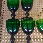 01  LOTE COM BELÍSSIMAS TAÇAS DE PÉ ALTAS PARA VINHO, IMPORTADAS EXECUTADAS LOTE COM 5 TAÇAS NA TONALIDADE VERDE ESMERALDA 10 CM X 6,5 CM. (NO ESTADO) ATENÇÃO! FAZER A VISITAÇÃO ANTES DE ARREMATAR, NÃO SABEMOS SE FUNCIONA, LEILÃO NÃO TEM GARANTIA E NEM DEVOLUÇÃO, SUJEITO A POSSÍVEIS AVARIAS VISÍVEIS/OCULTAS E/OU AUSÊNCIA DE COMPONENTES.