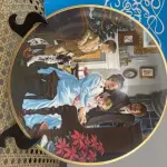 01 SÉRIE NATAL DE CINTILANTES APRESENTANDO CENAS NOSTÁLGICAS DE UMA ERA PASSADA POR MARVIN CANTAR CANÇOES  DE NATAL RGING EDIÇÃO LIMITADA DE 1981 PRATO DE NUMERO 382/5000 SOLUCIONÁVEIS FEITO NOS EUA COLECIONÁVEIS OKERN 1981,PRATO COLECIONÁVEL DE 20 CM APRESENTA O NATAL DE ONTEM DA KERN EM UMA LINDA COR VERMELHA E É FEITO DE CERÂMICA E PORCELANA. É UMA PEÇA PÓS-1940 E INCLUI O ICÔNICO DESIGN DE CANÇÕES NATALINAS CANTADAS. ESTE ITEM É PERFEITO PARA QUALQUER COLECIONADOR OU FÃ DE DECORAÇÃO VINTAGE.EM EXCELENTE ESTADO, POSSUI A CAIXA ORIGINAL E OS DOCUMENTOS. O SUPORTE DO PRATO NÃO ESTÁ INCLUÍDO. PEÇA COMPRADA EM GARAGEM DE ANTIGUIDADES NOS EUA. SUPORTE PARA PRATO NÃO INCLUÍDO NESTA VENDA. (NO ESTADO) ATENÇÃO! FAZER A VISITAÇÃO ANTES DE ARREMATAR, NÃO SABEMOS SE FUNCIONA, LEILÃO NÃO TEM GARANTIA E NEM DEVOLUÇÃO, SUJEITO A POSSÍVEIS AVARIAS VISÍVEIS/OCULTAS E/OU AUSÊNCIA DE COMPONENTES.