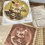 01 RARO PRATO DE NORMAM ROCKWELL DE PORCELANA DE COLECIONADOR EDWIN KNOWLES, NUMERADA, DE 1982, DE DON SPAULDING, CHAMA-SE "DIA DOS PAIS". MEDE 21,5 CM DE DIÂMETRO. NÃO APRESENTA LASCAS, RACHADURAS OU REPAROS, LANÇADO EM 1986. APROVADO PELA FAMÍLIA ROCKWELL E SOCIEDADE DA AMÉRICA E PRODUZIDO PELA KNOWLES CHINA. PRODUZIDO EM EDIÇÃO LIMITADA A 90 DIAS DE PRODUÇÃO. NUMERADO ​​E ASSINADO. TEM 21,5 CM DE LARGURA E ESTÁ EM EXCELENTE ESTADO. ACOMPANHA CAIXA ORIGINAL E CERTIFICADO DE AUTENTICIDADE. PRATO DE NÚMERO 4944D  PEÇA COMPRADA EM GARAGEM DE ANTIGUIDADES NOS EUA. SUPORTE PARA PRATO NÃO INCLUÍDO NESTA VENDA. (NO ESTADO) ATENÇÃO! FAZER A VISITAÇÃO ANTES DE ARREMATAR, NÃO SABEMOS SE FUNCIONA, LEILÃO NÃO TEM GARANTIA E NEM DEVOLUÇÃO, SUJEITO A POSSÍVEIS AVARIAS VISÍVEIS/OCULTAS E/OU AUSÊNCIA DE COMPONENTES.