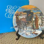 01 PRATO COLECIONÁVEL KERN 1978 O NATAL DE ONTEM "CHRISTMAS CALL" EM PORTUGUES "CHAMADA DE NATAL". EDIÇÃO LIMITADA Nº 829/5000. KERN COLLECTIBLES. FABRICADO NOS EUA. ESTE PRATO SE CHAMA MAKING CHRISTMAS COOKIES. DA SÉRIE CHRISTMAS OF YESTERDAY. NA CAIXA ORIGINAL COM CERTIFICADO "CHRISTMAS CALL" DO ARTISTA MARVIN NYE, ANO 1978, NA CAIXA ORIGINAL, COLEÇÃO KERN,PEÇA COMPRADA EM GARAGEM DE ANTIGUIDADES NOS EUA. SUPORTE PARA PRATO NÃO INCLUÍDO NESTA VENDA.EM EXCELENTE ESTADO, POSSUI A CAIXA ORIGINAL E OS DOCUMENTOS. O SUPORTE DO PRATO NÃO ESTÁ INCLUÍDO. PEÇA COMPRADA EM GARAGEM DE ANTIGUIDADES NOS EUA. SUPORTE PARA PRATO NÃO INCLUÍDO NESTA VENDA. (NO ESTADO) ATENÇÃO! FAZER A VISITAÇÃO ANTES DE ARREMATAR, NÃO SABEMOS SE FUNCIONA, LEILÃO NÃO TEM GARANTIA E NEM DEVOLUÇÃO, SUJEITO A POSSÍVEIS AVARIAS VISÍVEIS/OCULTAS E/OU AUSÊNCIA DE COMPONENTES.