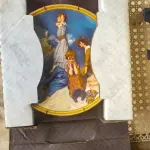 01 PRATO DE COLECIONADOR NORMAN ROCKWELL "ESPERANDO NA PRAIA" PRATO KNOWLES COM CERTIFICADO DE APROVAÇÃO (CA) CAIXA.PRATO COLECIONÁVEL DA ROCKWELL SOCIETY & KNOWLES CHINA. A IMAGEM CHAMA-SE "ESPERANDO NA PRAIA" E FOI CRIADA PELO ARTISTA NORMAN ROCKWELL. ESTE PRATO É O SEGUNDO DA COLEÇÃO ROCKWELL REDISCOVERED WOMEN. NÚMERO DO PRATO: 17577V, DA EDIÇÃO LIMITADA A 100 DIAS DE QUEIMA EM 1982. CERTIFICADO COMO UM "VERDADEIRO CLÁSSICO ROCKWELL" PELA ROCKWELL SOCIETY OF AMERICA.ESTE PRATO ESTÁ EM EXCELENTES CONDIÇÕES DE USO. ACOMPANHA A CAIXA ORIGINAL, CERTIFICADO DE APROVAÇÃO (CA) E ENCARTES. PRATO DE COLECIONADOR. APROXIMADAMENTE 21 CM DE DIÂMETRO.COMPRADAS EM LOJAS DE ANTIGUIDADES DOS EUA.O SUPORTE DO PRATO NÃO ESTÁ INCLUÍDO. (NO ESTADO) ATENÇÃO! FAZER A VISITAÇÃO ANTES DE ARREMATAR, NÃO SABEMOS SE FUNCIONA, LEILÃO NÃO TEM GARANTIA E NEM DEVOLUÇÃO, SUJEITO A POSSÍVEIS AVARIAS VISÍVEIS/OCULTAS E/OU AUSÊNCIA DE COMPONENTES.