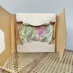 01 PRATO DECORATIVO 'PEQUENO PRÍNCIPE' - POR RUSTY MONEY - SEXTA EDIÇÃO DA SÉRIE "PARECE ONTEM" - PRODUZIDO EM EDIÇÃO LIMITADA POR APENAS DEZ DIAS DE QUEIMA E DEPOIS FECHADO PERMANENTEMENTE - NÚMERO DA PLACA 4874, COM CAIXA ORIGINAL E CERTIFICADO DE AUTENTICIDADE. MEDE 21,5 CM DE DIÂMETRO SUPORTE PARA PRATO NÃO INCLUÍDO NESTA VENDA. (NO ESTADO) ATENÇÃO! FAZER A VISITAÇÃO ANTES DE ARREMATAR, NÃO SABEMOS SE FUNCIONA, LEILÃO NÃO TEM GARANTIA E NEM DEVOLUÇÃO, SUJEITO A POSSÍVEIS AVARIAS VISÍVEIS/OCULTAS E/OU AUSÊNCIA DE COMPONENTES.