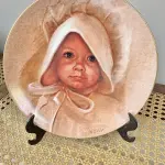 01 PRATO COLECIONÁVEL "AMY" DE MARILYN ZAPP, DE 1983, DA BRENTWOOD FINE ARTS. ESTE PRATO FOI CRIADO A PARTIR DE UMA OBRA DE ARTE ORIGINAL DE MARILYN ZAPP. EDIÇÃO NUMERADA, 2873 EXEMPLARES/12.500 SENDO LANÇADAS APENAS 10 MIL EXEMPLARES NOS EUA E 25,00EXEMPLARES LAÇADOS NO CANADA NA DÉCADA DE 80. MEDE 21,8 CM DE DIÂMETRO.  ITEM COMPRADO EM GARAGENS DE ANTIGUIDADES NOS EUA. SUPORTE PARA PRATO NÃO INCLUÍDO NESTA VENDA. (NO ESTADO) ATENÇÃO! FAZER A VISITAÇÃO ANTES DE ARREMATAR, NÃO SABEMOS SE FUNCIONA, LEILÃO NÃO TEM GARANTIA E NEM DEVOLUÇÃO, SUJEITO A POSSÍVEIS AVARIAS VISÍVEIS/OCULTAS E/OU AUSÊNCIA DE COMPONENTES.