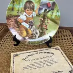 01 PRATO DE COLECIONADOR SÉRIE PARECE QUE FOI ONTEM PLACA DE COLECIONADOR B0Y RUSTY MONEY APRESENTA UMA CENA COMOVENTE DE UM MENINO E SEU CACHORRO, COM O TEMA DE CORREIO, DA SÉRIE "IT'S GOT MY NAME ON IT" "EM PORTUGUES TEM MEU NOME NELE" DA RUSTY MONEY, 4ª EDIÇÃO. E FOI FABRICADO ENTRE 1980 E 1989. É PERFEITO PARA COLECIONADORES DE ITENS DECORATIVOS AMERICANOS, ESPECIALMENTE PARA AQUELES INTERESSADOS EM PRATOS DE COLECIONADOR. EMITIDO PELA RJ ERNST ENTERPRISES. ACOMPANHA O CERTIFICADO DE AUTENTICIDADE NA CAIXA ORIGINAL. COM 22 CM DE DIÂMETRO.PEÇA COMPRADA EM GARAGEM DE ANTIGUIDADES NOS EUA. SUPORTE PARA PRATO NÃO INCLUÍDO NESTA VENDA. (NO ESTADO) ATENÇÃO! FAZER A VISITAÇÃO ANTES DE ARREMATAR, NÃO SABEMOS SE FUNCIONA, LEILÃO NÃO TEM GARANTIA E NEM DEVOLUÇÃO, SUJEITO A POSSÍVEIS AVARIAS VISÍVEIS/OCULTAS E/OU AUSÊNCIA DE COMPONENTES.