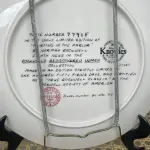 01 LINDO PRATO VINTAGE NORMAN ROCKWELL,NORMAN ROCKWELL, "FLIRTING IN THE PARLOUR" MULHERES REDESCOBERTAS POR NORMAN ROCKWELL,OITAVA EDIÇÃO DA COLEÇÃO REDISCOVERED WOMEN DA ROCKWELL, 1983 NA CAIXA ORIGINAL COM CERTIFICADO DE AUTENTICIDADE,FOLHETOS E DOCUMENTOS DA ÉPOCA. NÚMERO DO PRATO 7791F DE EDWIN KNOWLES NÚMERO BREITAX 84- R70 4-8. COM 21,5 CM DE DIAMETRO, COMPRADO E, 23/07/1983. (NO ESTADO) ATENÇÃO! FAZER A VISITAÇÃO ANTES DE ARREMATAR, NÃO SABEMOS SE FUNCIONA, LEILÃO NÃO TEM GARANTIA E NEM DEVOLUÇÃO, SUJEITO A POSSÍVEIS AVARIAS VISÍVEIS/OCULTAS E/OU AUSÊNCIA DE COMPONENTES.