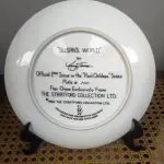 01 PRATO DE COLECIONADOR VINTAGE "SUSAN'S WORLD", EDIÇÃO LIMITADA, DE 1983, DE NANCY TURNER. "SEGUNDA EDIÇÃO OFICIAL DA SÉRIE "CRIANÇAS DE VERDADE".PORCELANA FINA, 1983 THE BERTRAND COLLECTION LTD.  STRATFORD/NANCY TURNER LTD PLACA ED: O MUNDO DE SUSAN - JOVEM NA FLORESTA. VOCÊ ESTÁ DANDO UM LANCE EM UMA PLACA DE EDIÇÃO LIMITADA EMITIDA PELA STRATFORD COLLECTION, LTD., CRIADA A PARTIR DE UMA OBRA DE ARTE ORIGINAL DA ARTISTA NANCY TURNER, "O MUNDO DE SUSAN", DA COLEÇÃO DE PLACAS DE EDIÇÃO LIMITADA "REAL CHILDREN". A PLACA APRESENTA UMA LINDA GAROTINHA SENTADA NA FLORESTA. ESTA PLACA DE COLECIONADOR DE EDIÇÃO LIMITADA É FEITA APENAS PARA FINS DECORATIVOS; A PLACA TEM APROXIMADAMENTE 21 CM DE DIÂMETRO ; PLACA Nº 2458 EMITIDA EM 1983. SEGUNDA EDIÇÃO DA SÉRIE. A PLACA ESTÁ EM EXCELENTES CONDIÇÕES, COMO NOVA, SEM CORTES, RACHADURAS, RACHADURAS OU REPAROS. CORES LINDAS COM RIQUEZA DE DETALHES! COMPANHA O CERTIFICADO DE AUTENTICIDADE  E CAIXA.PEÇA COMPRADA EM GARAGEM DE ANTIGUIDADES NOS EUA. SUPORTE PARA PRATO NÃO INCLUÍDO NESTA VENDA. (NO ESTADO) ATENÇÃO! FAZER A VISITAÇÃO ANTES DE ARREMATAR, NÃO SABEMOS SE FUNCIONA, LEILÃO NÃO TEM GARANTIA E NEM DEVOLUÇÃO, SUJEITO A POSSÍVEIS AVARIAS VISÍVEIS/OCULTAS E/OU AUSÊNCIA DE COMPONENTES.