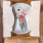 01 RARO PRATO DE COLECIONADOR... INTITULADA "ANJO DO INVERNO"... ESTA É A PLACA NÚMERO 1592J... TERCEIRA PLACA DA COLEÇÃO MARAVILHAS DA INFÂNCIA DO AMADO PINTOR INFANTIL AMERICANO, DONALD ZOLAN  FEITA DURANTE UM PERÍODO DE QUEIMA DE 22 DIAS NO ANO DE 1984. COM DIREITOS AUTORAIS DE PEMBERTON & OAKES, 1984. COM CAIXA FOLHETO E  CERTIFICADO DE AUTENTICIDADE (COA) INCLUSOS NESTE ITEM. MEDE APROXIMADAMENTE 21 CM DE DIÂMETRO.COMPRADAS EM LOJAS DE ANTIGUIDADES DOS EUA.O SUPORTE DO PRATO NÃO ESTÁ INCLUÍDO. (NO ESTADO) ATENÇÃO! FAZER A VISITAÇÃO ANTES DE ARREMATAR, NÃO SABEMOS SE FUNCIONA, LEILÃO NÃO TEM GARANTIA E NEM DEVOLUÇÃO, SUJEITO A POSSÍVEIS AVARIAS VISÍVEIS/OCULTAS E/OU AUSÊNCIA DE COMPONENTES.