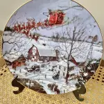 01 RARO PRATO DE NATAL COUNTRY LOWELL DAVIS DE 1985, LANÇADO NOS EUA COM APENAS 7,500 PRATOS LANÇADOS  ESSE PRATO E O NÚMERO 119 DE 7500 DA TIRAGEM COM 21,5 CM DE DIÂMETRO. COM CAIXA E CERTIFICADO DE AUTENTICIDADE E ACOMPANHA LP DO MESMO. BELA PEÇA E RARA. ITEM COMPRADO EM GARAGENS DE ANTIGUIDADES NOS EUA.SUPORTE PARA PRATO NÃO INCLUÍDO NESTA VENDA. (NO ESTADO) ATENÇÃO! FAZER A VISITAÇÃO ANTES DE ARREMATAR, NÃO SABEMOS SE FUNCIONA, LEILÃO NÃO TEM GARANTIA E NEM DEVOLUÇÃO, SUJEITO A POSSÍVEIS AVARIAS VISÍVEIS/OCULTAS E/OU AUSÊNCIA DE COMPONENTES.