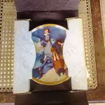 01 PRATO DE COLECIONADOR VINTAGE NORMAN ROCKWELL "WATING ON THE SHORE" "EM PORTUGUES ESPERANDO NA PRAIA", EDIÇÃO 9 DA COLEÇÃO 'MULHERES REDESCOBERTAS DE ROCKWELL'.A ARTISTA MAIS AMADA DOS ESTADOS UNIDOS APRESENTA UMA SÉRIE INTITULADA ""MULHERES REDESCOBERTAS DE ROCKWELL"". ESTA É A NONA EDIÇÃO DA SÉRIE “TRABALHANDO NA COZINHA”.PRATO DE NUMERO 5263V DA EDIÇÃO LIMITADA. EDWIN M, KNOWLES FINE CHINA, NÚMERO BRADEX 84-R70-4.2. COM CERTIFICADO DE AUTENTICIDADE E HISTÓRICO ESCRITO DA IMAGEM DA PLACA INCLUÍDOS. COM DIÂMETRO DE 21 CM CAIXA ORIGINAL. EM EXCELENTE ESTADO. O SUPORTE DO PRATO NÃO ESTÁ INCLUÍDO. PEÇA COMPRADA EM GARAGEM DE ANTIGUIDADES NOS EUA. SUPORTE PARA PRATO NÃO INCLUÍDO NESTA VENDA." . (NO ESTADO) ATENÇÃO! FAZER A VISITAÇÃO ANTES DE ARREMATAR, NÃO SABEMOS SE FUNCIONA, LEILÃO NÃO TEM GARANTIA E NEM DEVOLUÇÃO, SUJEITO A POSSÍVEIS AVARIAS VISÍVEIS/OCULTAS E/OU AUSÊNCIA DE COMPONENTES.