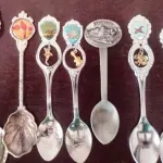 01 LOTE COM 32 COLHERES ANTIGAS DE DIVERSOS PAÍSES E DATAS  COLHERES DE SOUVENIR, PRATEADAS E BANHADAS A PRATA. TODAS EM BOM ESTADO. PRECISAM DE UM BOM POLIMENTO E PODEM APRESENTAR PEQUENOS ARRANHÕES NA SUPERFÍCIE. COMPRADAS EM LOJAS DE ANTIGUIDADES DOS EUA. (NO ESTADO) ATENÇÃO! FAZER A VISITAÇÃO ANTES DE ARREMATAR, NÃO SABEMOS SE FUNCIONA, LEILÃO NÃO TEM GARANTIA E NEM DEVOLUÇÃO, SUJEITO A POSSÍVEIS AVARIAS VISÍVEIS/OCULTAS E/OU AUSÊNCIA DE COMPONENTES.