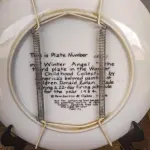 01 RARO PRATO DE COLECIONADOR... INTITULADA "ANJO DO INVERNO"... ESTA É A PLACA NÚMERO 1592J... TERCEIRA PLACA DA COLEÇÃO MARAVILHAS DA INFÂNCIA DO AMADO PINTOR INFANTIL AMERICANO, DONALD ZOLAN  FEITA DURANTE UM PERÍODO DE QUEIMA DE 22 DIAS NO ANO DE 1984. COM DIREITOS AUTORAIS DE PEMBERTON & OAKES, 1984. COM CAIXA FOLHETO E  CERTIFICADO DE AUTENTICIDADE (COA) INCLUSOS NESTE ITEM. MEDE APROXIMADAMENTE 21 CM DE DIÂMETRO.COMPRADAS EM LOJAS DE ANTIGUIDADES DOS EUA.O SUPORTE DO PRATO NÃO ESTÁ INCLUÍDO. (NO ESTADO) ATENÇÃO! FAZER A VISITAÇÃO ANTES DE ARREMATAR, NÃO SABEMOS SE FUNCIONA, LEILÃO NÃO TEM GARANTIA E NEM DEVOLUÇÃO, SUJEITO A POSSÍVEIS AVARIAS VISÍVEIS/OCULTAS E/OU AUSÊNCIA DE COMPONENTES.