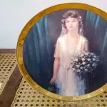 01  PRATO "MOMENTOS ESPECIAIS" DE BESSIE PEASE GUTMANN. PRATO DE COLECIONADOR DE EDIÇÃO LIMITADA.PORCELANA FINA COM ACABAMENTO EM OURO 23 QUILATES. ACOMPANHA CERTIFICADO DE AUTENTICIDADE E CAIXA. ESTE É UM BELO PRATO INTITULADO "ON THE THRESHOLD", " EM PORTUGUES O LIMIAR"DE BESSIE PEASE GUTMANN. FOI FEITO PELA WOODMERE CHINA EM NEW CASTLE, PENSILVÂNIA. ESTÁ EM PERFEITAS CONDIÇÕES, SEM LASCAS, RACHADURAS OU ARRANHÕES. ESTE É UM PRATO DE EDIÇÃO LIMITADA, NUMERADO 1078 PRATO MEDE 23,2 CM DE DIÂMETRO.PEÇA COMPRADA EM GARAGEM DE ANTIGUIDADES NOS EUA. “SUPORTE PARA PRATO NÃO INCLUÍDO NESTA VENDA.” . (NO ESTADO) ATENÇÃO! FAZER A VISITAÇÃO ANTES DE ARREMATAR, NÃO SABEMOS SE FUNCIONA, LEILÃO NÃO TEM GARANTIA E NEM DEVOLUÇÃO, SUJEITO A POSSÍVEIS AVARIAS VISÍVEIS/OCULTAS E/OU AUSÊNCIA DE COMPONENTES.