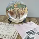 A NOVIÇA REBELDE (1949) - "I HAVE CONFIDENCE", 6ª PLACA COLECIONÁVEL DA SÉRIE DE PLACAS PARA COLECIONADORES EM HOMENAGEM A ESTE ADORADO MUSICAL. FEITO EM UMA EDIÇÃO ESTRITAMENTE LIMITADA A 150 DIAS DE QUEIMA NOS EUA. POR KNOWLES, O NOME MAIS ANTIGO DA AMÉRICA EM FINE PORCELANA CHINA ENDOSSADA PELOS ESPÓLIOS DE RICHARD RODGERS E OSCAR HAMMERSTEIN II. PINTADA EXCLUSIVAMENTE PARA ESTA EDIÇÃO LIMITADA POR T. CRNKOVICH E QUEIMADA EM PORCELANA FINA POR EDWIN M. KNOWLES. PLACA NÚMERO 14095 D, COM CERTIFICADO DE AUTENTICIDADE  E FOLHETOS DO MESMO  SEXTA GRAVURA DE A NOVIÇA REBELDE. ANO: 1987.NÚMERO BRADEX: 84-K41-18.6.ITEM COMPRADO EM GARAGEM DE ANTIGUIDADES NOS EUA. SUPORTE PARA PRATO NÃO INCLUÍDO NESTA VENDA. (NO ESTADO) ATENÇÃO! FAZER A VISITAÇÃO ANTES DE ARREMATAR, NÃO SABEMOS SE FUNCIONA, LEILÃO NÃO TEM GARANTIA E NEM DEVOLUÇÃO, SUJEITO A POSSÍVEIS AVARIAS VISÍVEIS/OCULTAS E/OU AUSÊNCIA DE COMPONENTES.