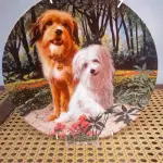 01 PRATO BENJI E TIFFANY É O NÚMERO 2 DE UMA SÉRIE DE PRATOS INTITULADA "WAGS TO RICHES" DA CREATIVE WORLD. COM 21,8 CM DE DIÂMETRO E É LIMITADO A 19.500 PRATOS DO ARTISTA MURRAY KARN, ESTE E O PRATO DE NUMERO 844,1982. E PRODUZIDO PELA ROYAL MANOR PORCELAIN, É A 2ª EDIÇÃO DA COLEÇÃO WAGS TO RICHES.O PRATO ESTÁ EM EXCELENTE ESTADO. COM CERTIFICADO E CAIXA.PEÇA COMPRADA EM GARAGEM DE ANTIGUIDADES NOS EUA. “SUPORTE PARA PRATO NÃO INCLUÍDO NESTA VENDA.”