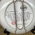 01 PRATO VINTAGE NORMAN ROCKWELL EDIÇÃO LIMITADA "THE TYCOON"O MAGNATA" É NUMERADO U7789. CONFORME INDICADO NO VERSO, É "DA ÚNICA EDIÇÃO LIMITADA DE "THE TYCOON" DE NORMAN ROCKWELL. SEXTO NA COLEÇÃO ROCKWELL HERITAGE. FABRICADO EM UMA EDIÇÃO LIMITADA PERMANENTEMENTE FECHADA EM 1982 PELA KNOWLES E CERTIFICADO COMO UM VERDADEIRO CLÁSSICO ROCKWELL PELA ROCKWELL SOCIETY OF AMERICA. NÚMERO BRADEX DO PRATO: 84-R70-3.6. DIÂMETRO 8,5". ESTE PRATO DE COLECIONADOR É DA SÉRIE HERITAGE. UM PRESENTE PERFEITO PARA COLECIONADORES NORMAN ROCKWELL, PARA DECORAÇÃO CLÁSSICA. COM NOTA DE COMPRA EM, 21/04/1982 COM TODOS FOLHETOS DA ÉPOCA.ITEM COMPRADO EM GARAGEM DE ANTIGUIDADES NOS EUA. SUPORTE PARA PRATO NÃO INCLUÍDO NESTA VENDA. (NO ESTADO) ATENÇÃO! FAZER A VISITAÇÃO ANTES DE ARREMATAR, NÃO SABEMOS SE FUNCIONA, LEILÃO NÃO TEM GARANTIA E NEM DEVOLUÇÃO, SUJEITO A POSSÍVEIS AVARIAS VISÍVEIS/OCULTAS E/OU AUSÊNCIA DE COMPONENTES.