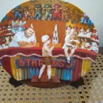 01 RARO CHARMOSO PRATO DE COLECIONADOR DE TOM NEWSOM INTITULADO "KNOCK 'EM DOWN!", A PRIMEIRA EDIÇÃO DA SÉRIE "THE CARNIVAL". ESTE PRATO, EDIÇÃO LIMITADA E NUMERADO À MÃO, ESTÁ EM EXCELENTE ESTADO DE CONSERVAÇÃO E TEM UM DIÂMETRO DE APROXIMADAMENTE 21 CM. NUMERO DO PRATO E 68 UNS DOS PRIMEIROS LANÇAMENTOS DE UMA TIRAGEM DE 19.500.COMO VOCÊ PODE VER NAS FOTOS, AS CORES SÃO VIBRANTES E A ATENÇÃO AOS DETALHES É PRIMOROSA, TORNANDO ESTE PRATO UMA ÓTIMA OPÇÃO DE PRESENTE OU UM BELO ITEM PARA COLECIONADORES.SUPORTE DO PRATO NÃO ESTÁ INCLUÍDO. ITEM COMPRADO EM GARAGENS DE ANTIGUIDADES NOS EUA. (NO ESTADO) ATENÇÃO! FAZER A VISITAÇÃO ANTES DE ARREMATAR, NÃO SABEMOS SE FUNCIONA, LEILÃO NÃO TEM GARANTIA E NEM DEVOLUÇÃO, SUJEITO A POSSÍVEIS AVARIAS VISÍVEIS/OCULTAS E/OU AUSÊNCIA DE COMPONENTES.