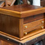 01 BELA CAIXA PARA FAQUEIRO EM MADEIRA COM 03 PARTIÇÕES SENDO 02 GAVETAS E 01 TAMPA SUPERIOR LINDA SUPER CONSERVADA PUXADORES EM METAL. COM 53X44X30. (NO ESTADO) ATENÇÃO! FAZER A VISITAÇÃO ANTES DE ARREMATAR, NÃO SABEMOS SE FUNCIONA, LEILÃO NÃO TEM GARANTIA E NEM DEVOLUÇÃO, SUJEITO A POSSÍVEIS AVARIAS VISÍVEIS/OCULTAS E/OU AUSÊNCIA DE COMPONENTES.